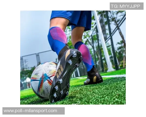 提升球场表现的布面胶钉足球鞋让你在比赛中尽显风采与实力